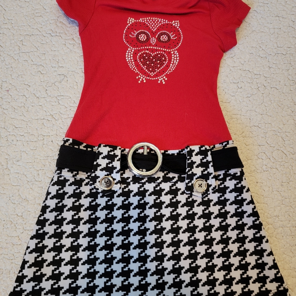 Girl's (4/5) Red Top w/Owl w/Bland and White Plaid Skirt w/ Black Belt